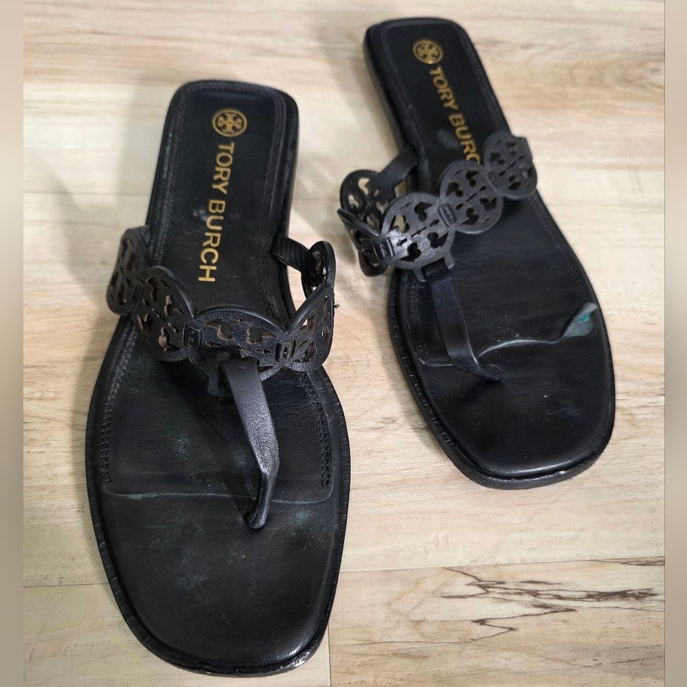 Tory Burch Tiny Miller Medallion Logo Leather Thong Sandal Black Sz 10M Low Heel
